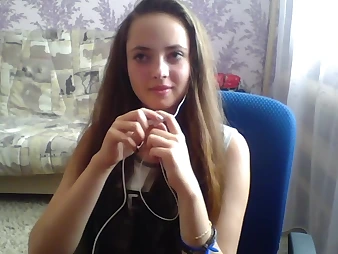 European solo webcam girl shows their way bore