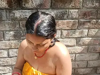 Desi duo 2024 gets intimate in a torrid Indian village