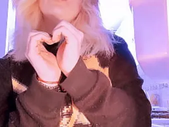 Witness this youthfull and ultra-kinky teenie get off on tonguing Strawberry Mizis' jiggly cootchie