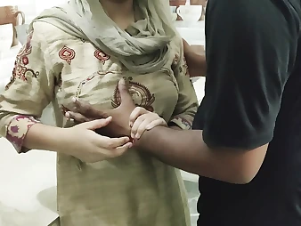 Hindi Audio: Watch this Punjabi Bhabhi get her tight vagina pounded in a super hot cock-squeezing chute