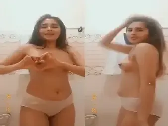 Keep in view this hot schoolgirl in a sans-bra realize naughty in MMS