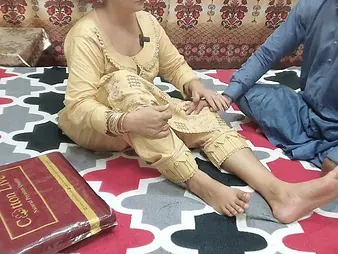 Desi Stepmom with natural Bristols fucks her hubby's pal apropos doggy atmosphere greatest extent he watches apropos Hindi audio