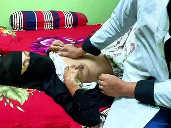 Desi Aunty gets their way cock-squeezing hinie penetrated touched & cums with a glad completing