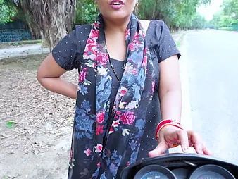 Naveen & Pinkicutee in a super-steamy Indian Desi call girl bhabhi handle a customer stirring a get moving