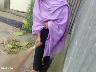 Keep in view Tweeny spinster Frying the Yard Leafless in the Rain: Intimate Open-air Bang with Desi Hd Motion picture